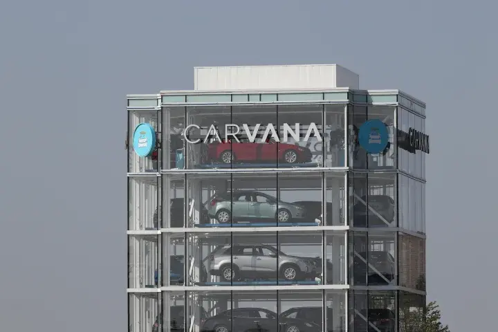 Online automotive retailer Carvana is rapidly burning through cash and sought out private equity financing as banks were unwilling to carry the risk. Before you extend credit, you may want to pump the brakes.